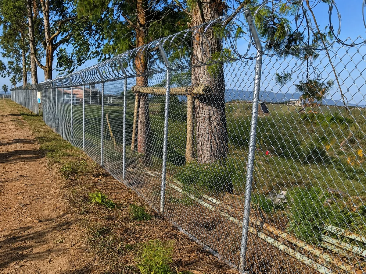 Construcción de cercos — BIOSEMBRAR S.A.S